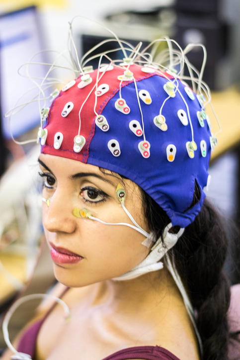 EEG vyšetření ženy, elektrody na hlavě