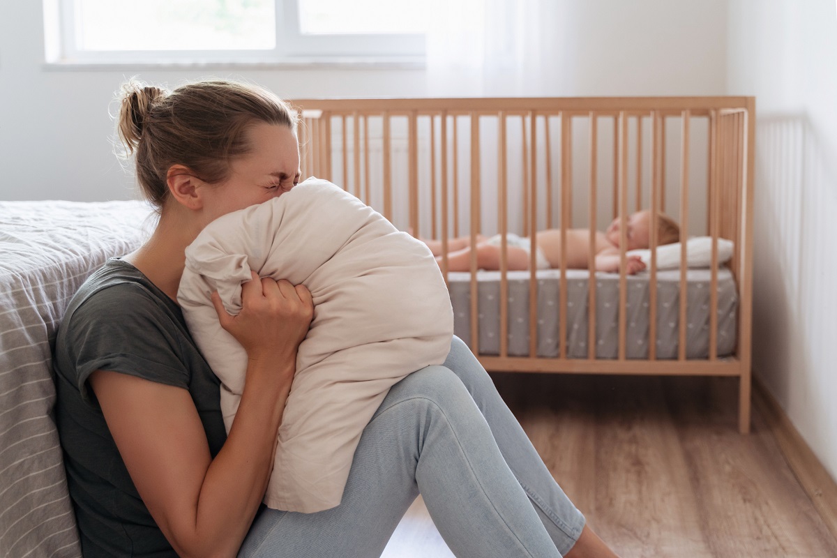 Typickým příznakem poporodní deprese je plačtivost, pocit neschopnosti vyrovnat se s běžnými problémy, smutek a únava. Zdroj foto: Getty Images poporodní deprese