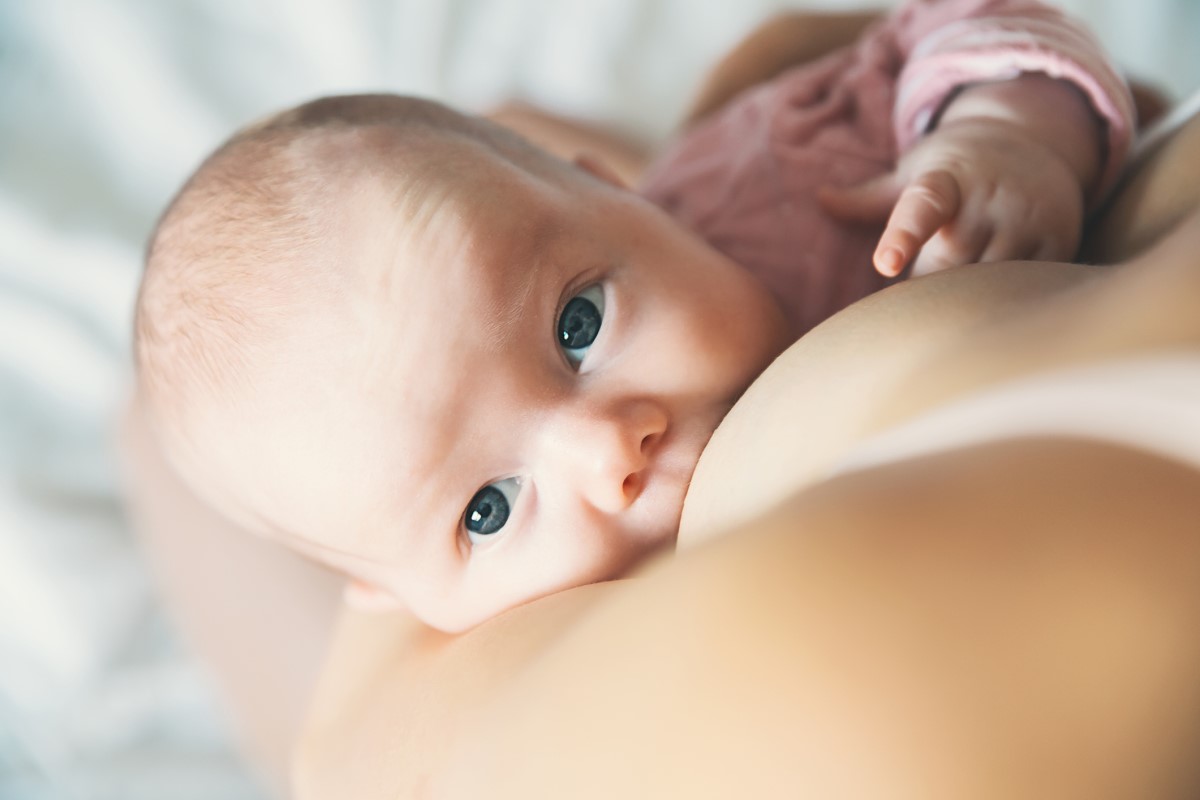 Správná technika kojení snižuje riziko puerperální mastitidy