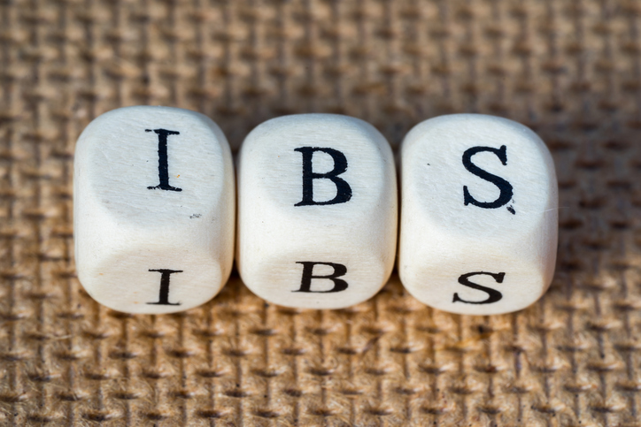 IBS - tři kostky s nápisem I - B - S na hnědém podkladě