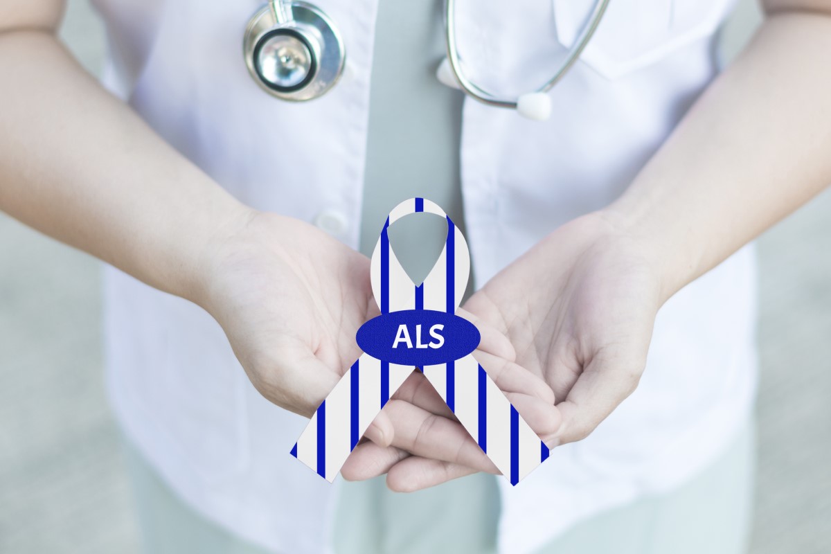 ALS nápis ve stužce v rukou lékaře
