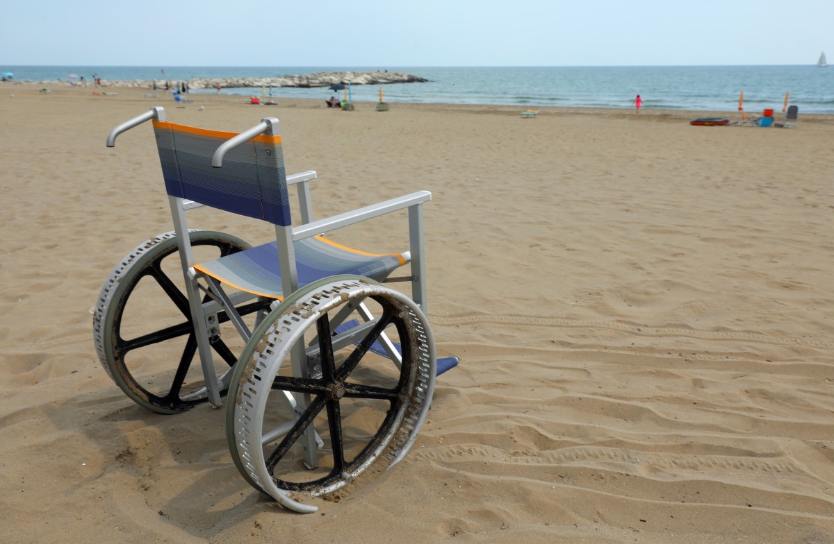 Prázdný invalidní vozíček na pláži