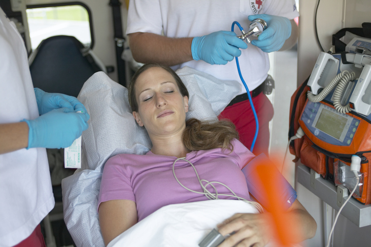 Pacientka v ambulanci záchranné služby a záchranáři