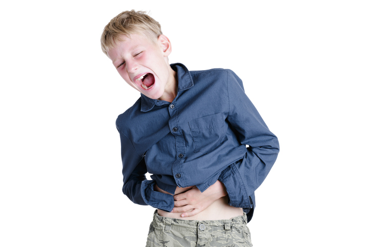 Apendicitida - chlapec má bolest na pravé straně břicha