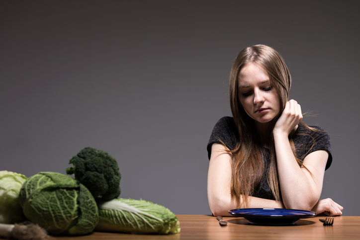 Bulimie a chorobné přesvědčení o zdravé stravě, žena, nechutenství, zelenina