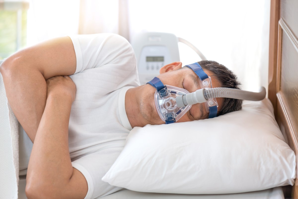 Maska CPAP na obličeji muže se spánkovou apnoe