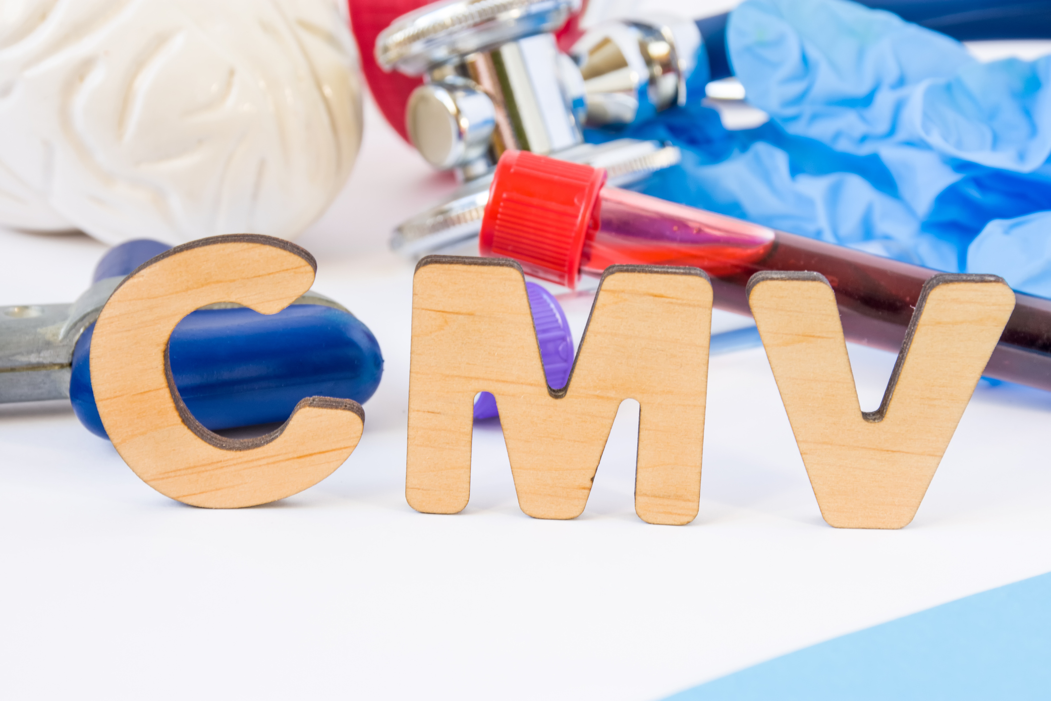 CMV je zkratka pro cytomegalovirus.