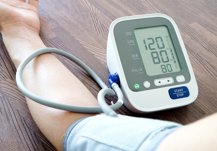 Digitální tlakoměr zobrazuje systolický, diastolický krevní tlak a pulsní frekvenci