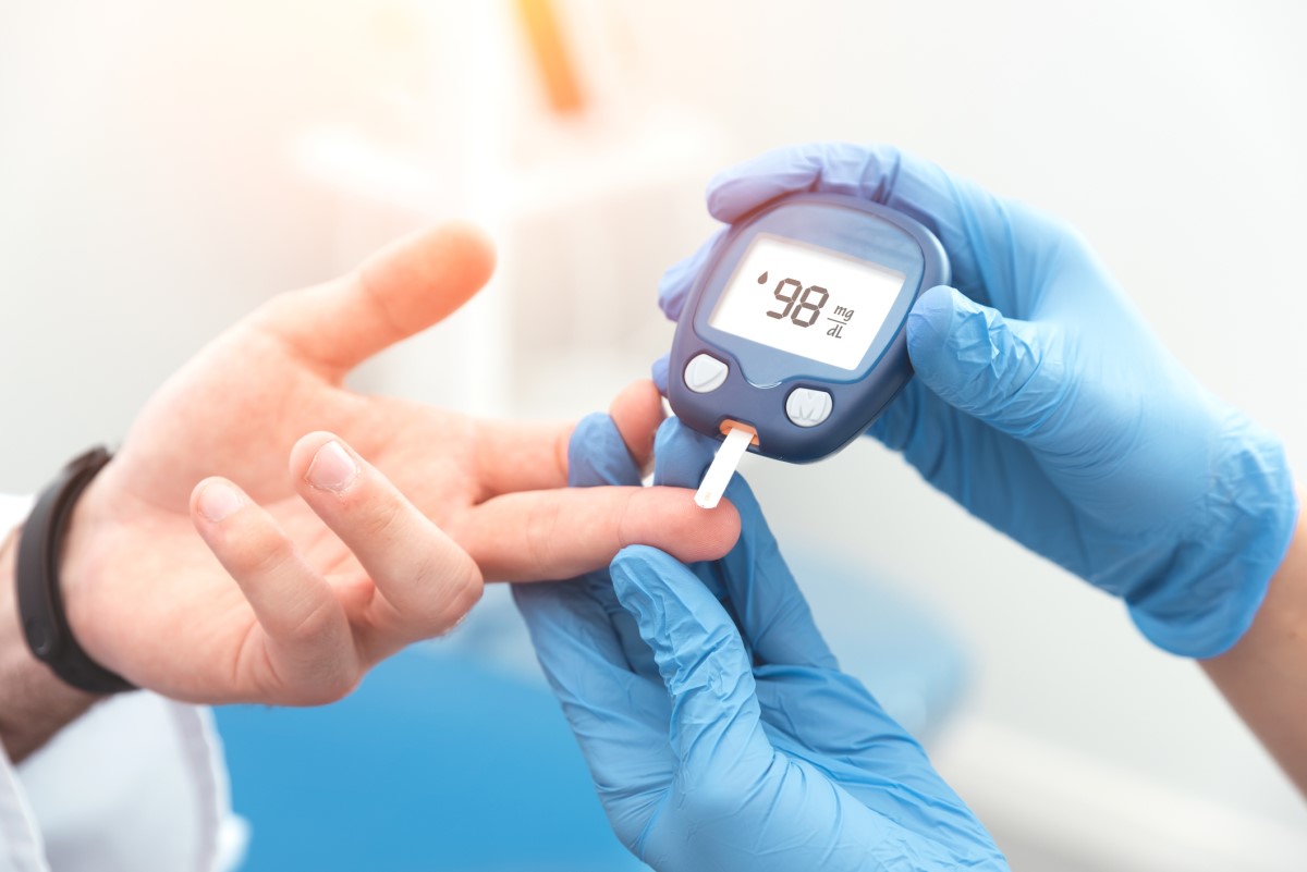 Měření hladiny cukru v krvi - glukóza v krvi, píchnutí v prstu a měření