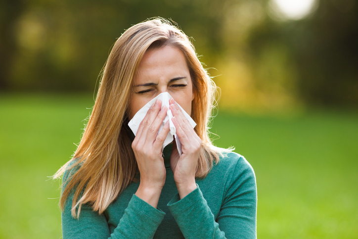 Neinfekční, alergická rýma, žena venku má rýmu, kýchá