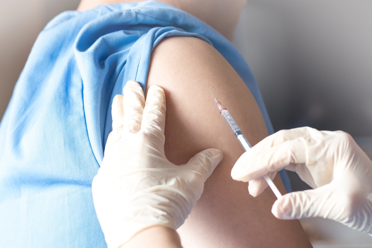 Vakcína, očkování v rameni, lékař a injekce