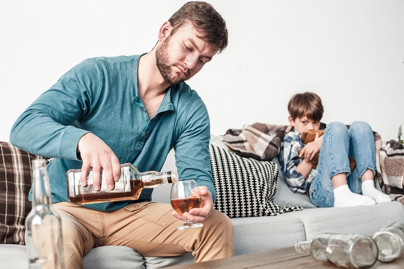Závislost otce na alkoholu. Trpí tím zejména děti.