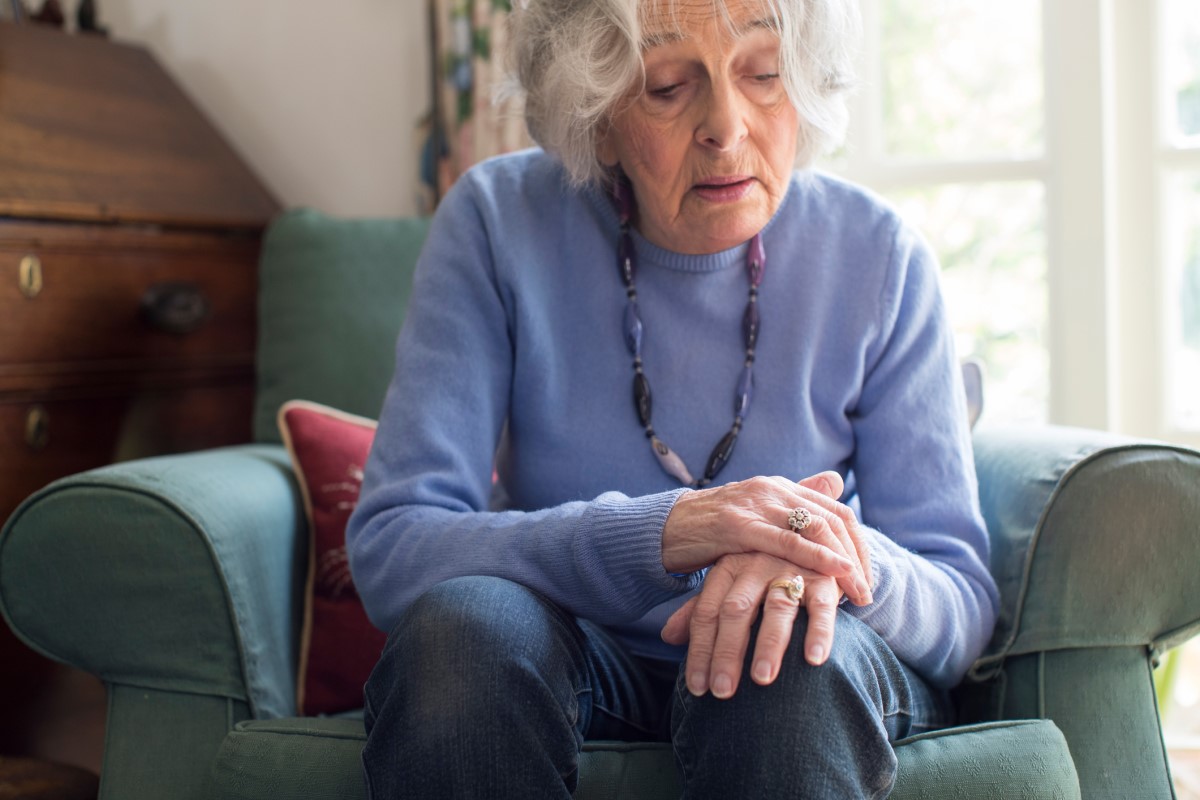 Žena má problémy s třesem horních končetin v důsledku Parkinsonovy choroby
