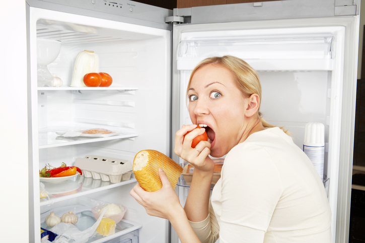 Žena v chladničce jako znak přejídání při bulimii