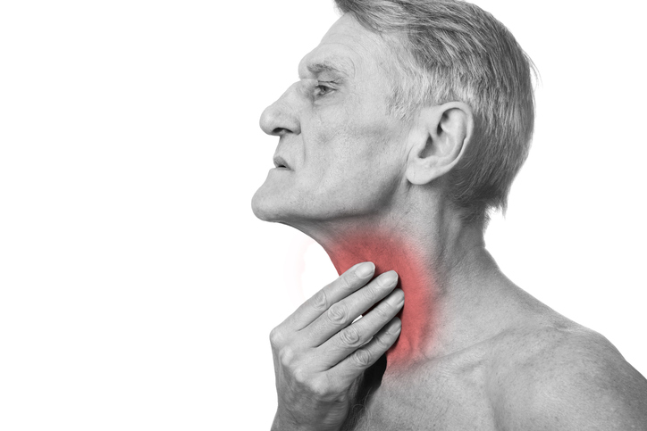 Starší šedivý muž má bolest v oblasti krku, problém s hrtanem