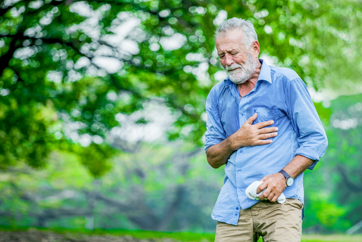Starší pán má srdeční problémy při chůzi