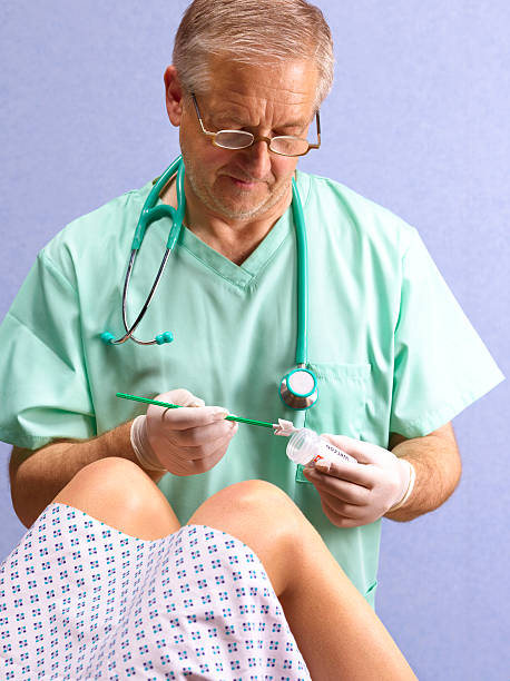 Lékař provádí stěr z děložního čípku
