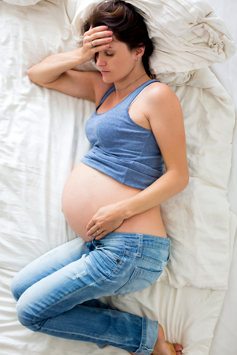 Těhotenství a nespavost, žena leží na posteli