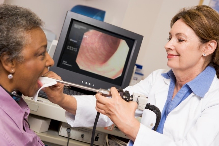 Diagnostické zobrazování - Laryngoskopie, žena a lékař s endoskopem, kamerou a vyšetřením