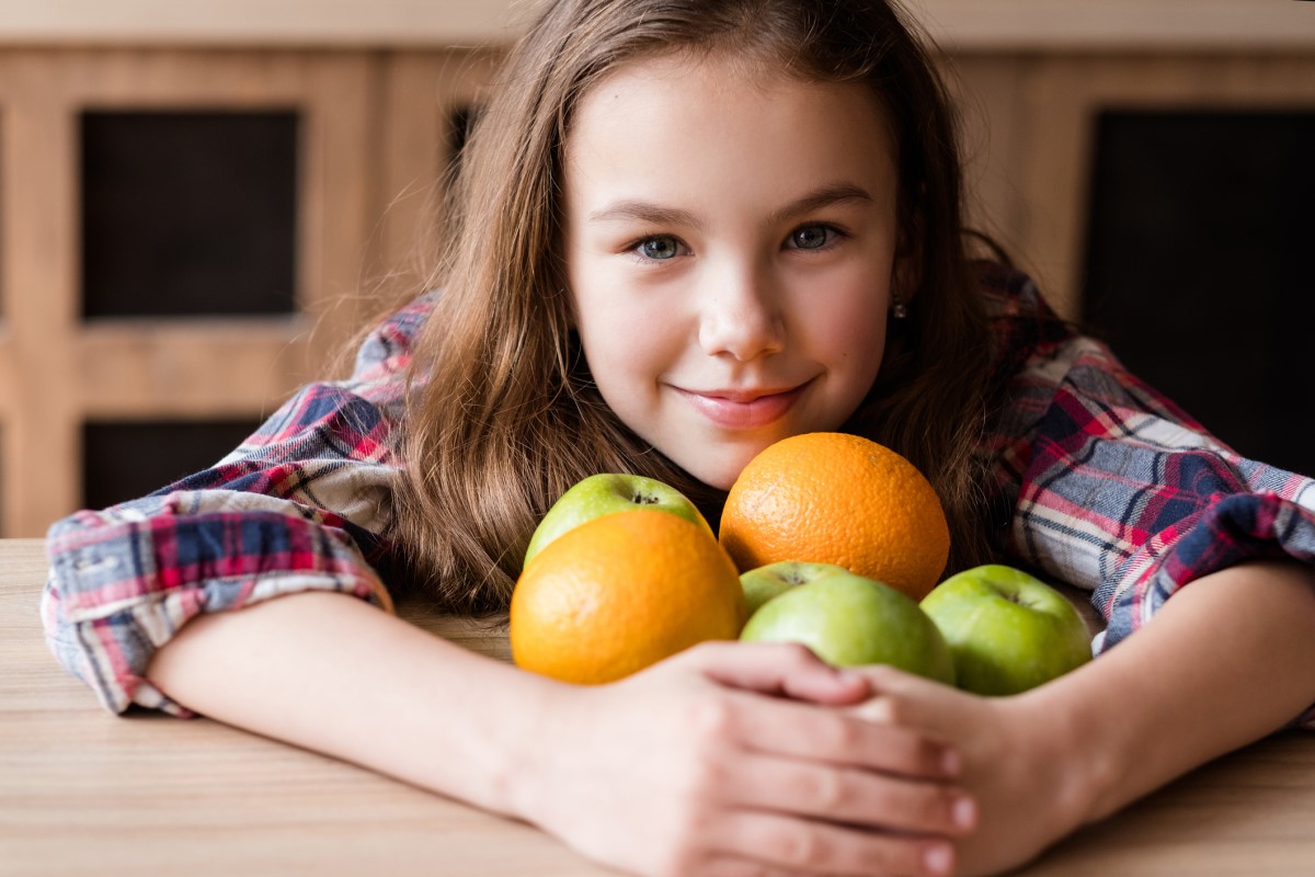 Vitamin C, v ovoci, dítě, co drží pomeranče a jablka v náručí