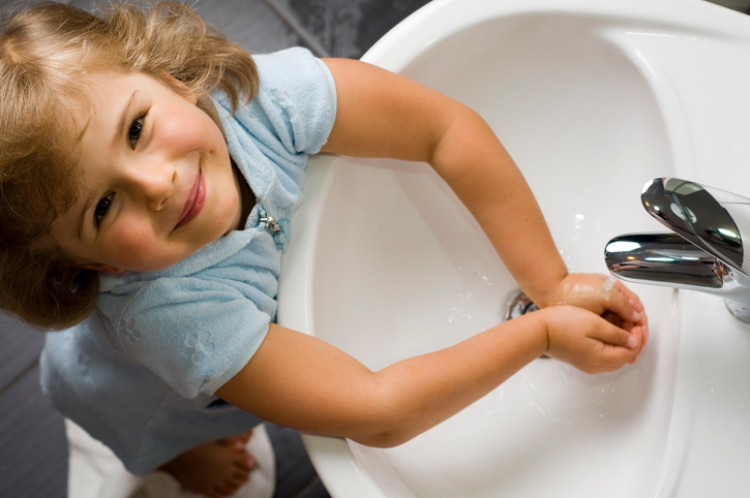 holčička si myje ruce čistou vodou z umyvadla
