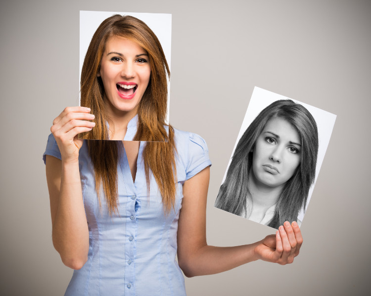 žena se dvema fotografiemi, první usmátou fotografii si drží u tváre a druhou smutnou mimo tvár