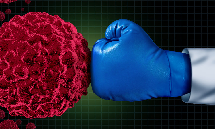 úder modrou boxerskou rukavicí do nádorové buňky