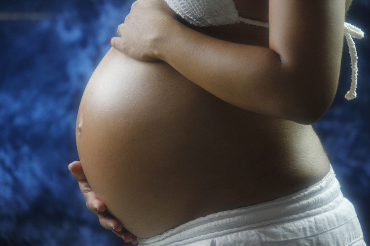 tehotná žena držící se za bríško