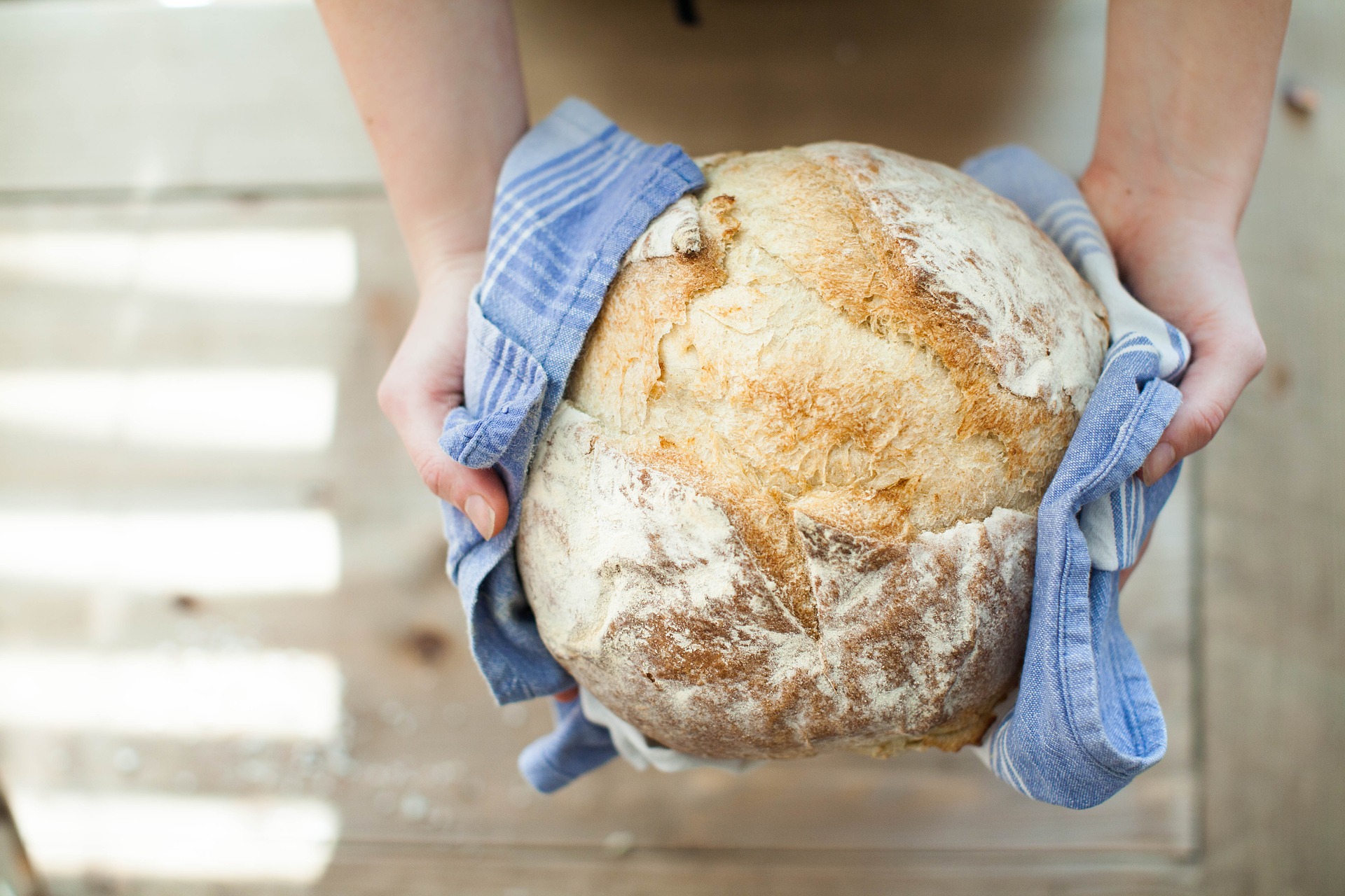Osoba držící bezlepkový chléb