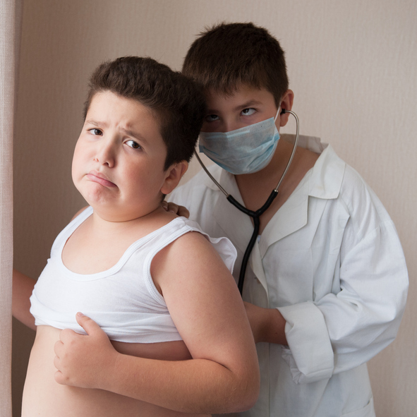 Děti si hrají na lékaře a pacienta, vyšetřují dýchání, chlapec je obézní
