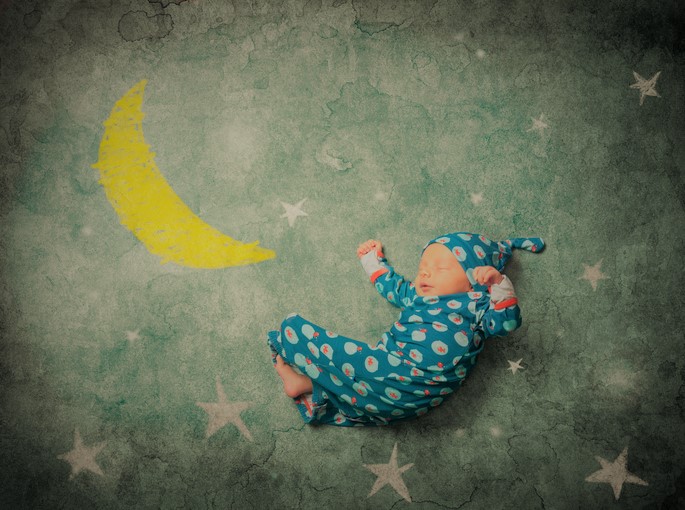 dítě v modrém pyžamku spící pod animovaným měsícem a okoůo je popis spánkových fází