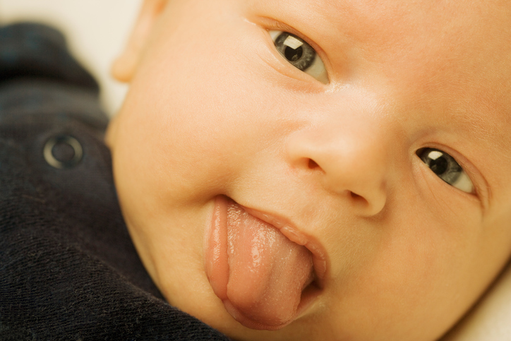 dítě se žloutenkou plazí jazyk