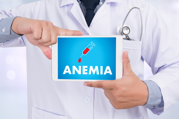 lékař který drží tabulku s nápisem anémie