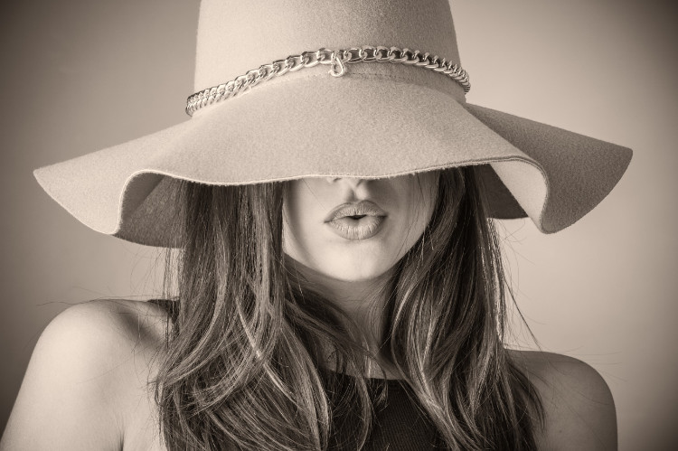 černobílá fotografie ženy s velkým kloboukem