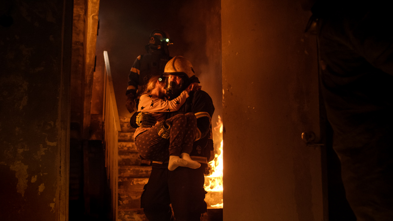požár v domě, hasiči vynášejí dítě v náručí