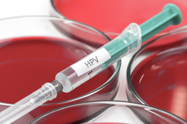 injekční stříkačka s vakcínou proti HPV