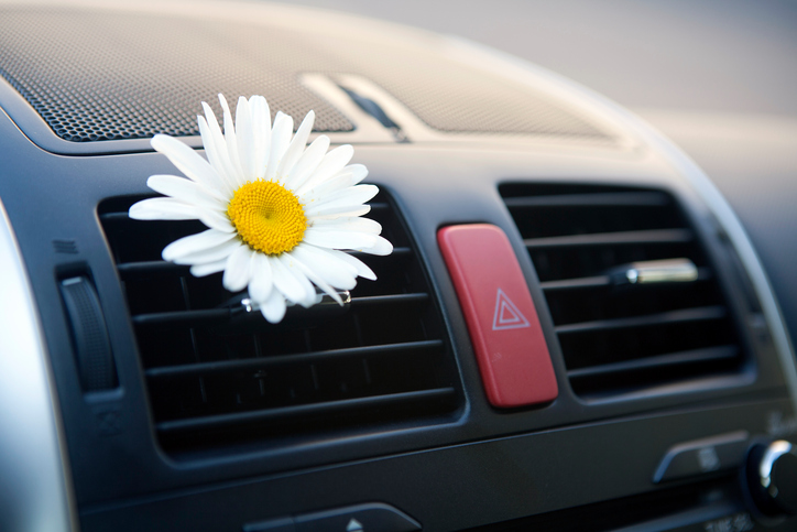 Klimatizace v aute, výdechy vzduchu, kvetina, príjemná vune, údržba