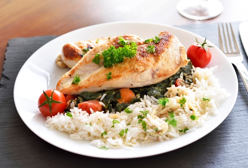 Příklad oběda: grilovaná kuřecí prsa s rýží, bylinkami a čerstvou zeleninou.