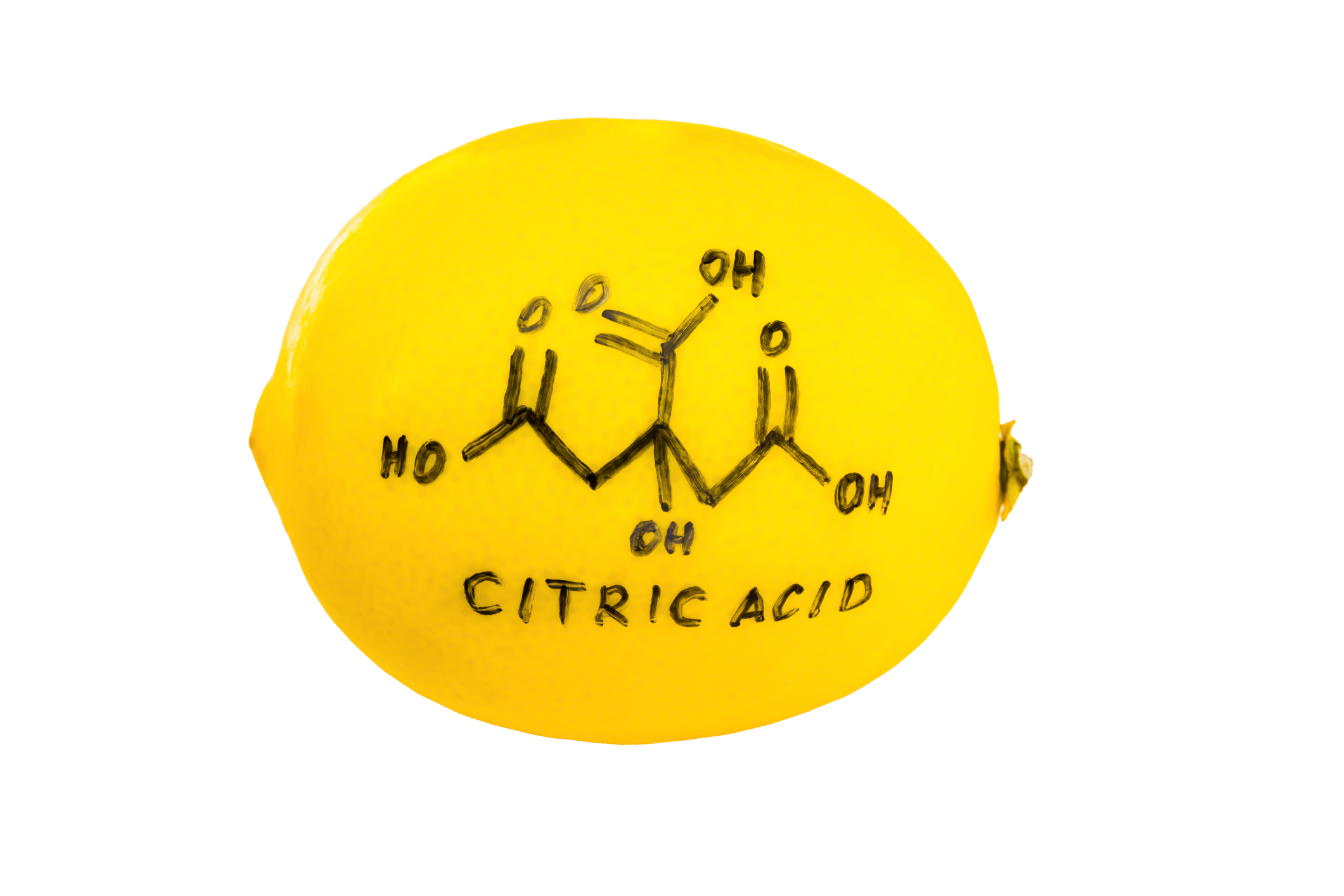 Vzorec kyseliny citronové napsaný fixem na citronu