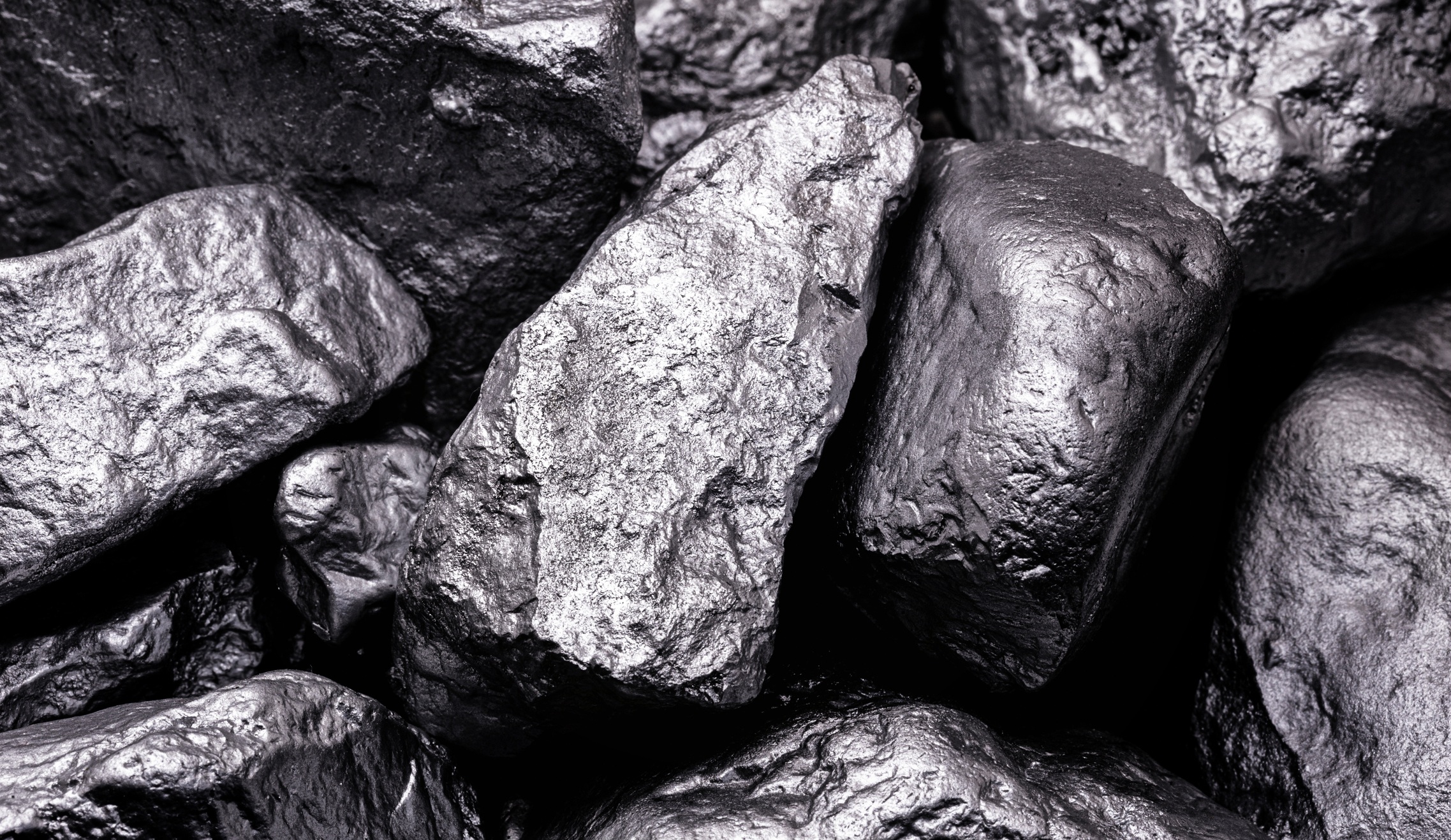 V přírodě se mangan obvykle vyskytuje ve formě minerálů - oxidů, křemičitanů nebo uhličitanů.