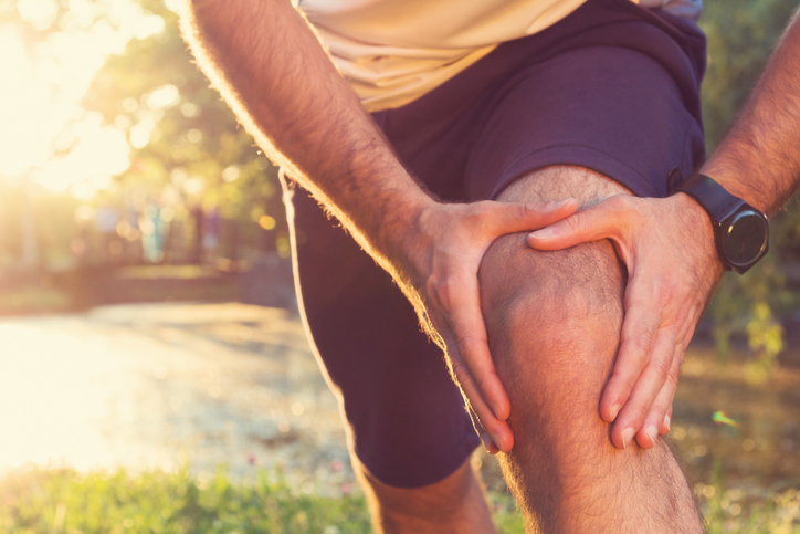 muž sportovec se drží za bolavé koleno