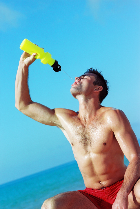 Muž, sportovec, je žíznivý, pije vodu, po fyzické aktivite je dehydratován
