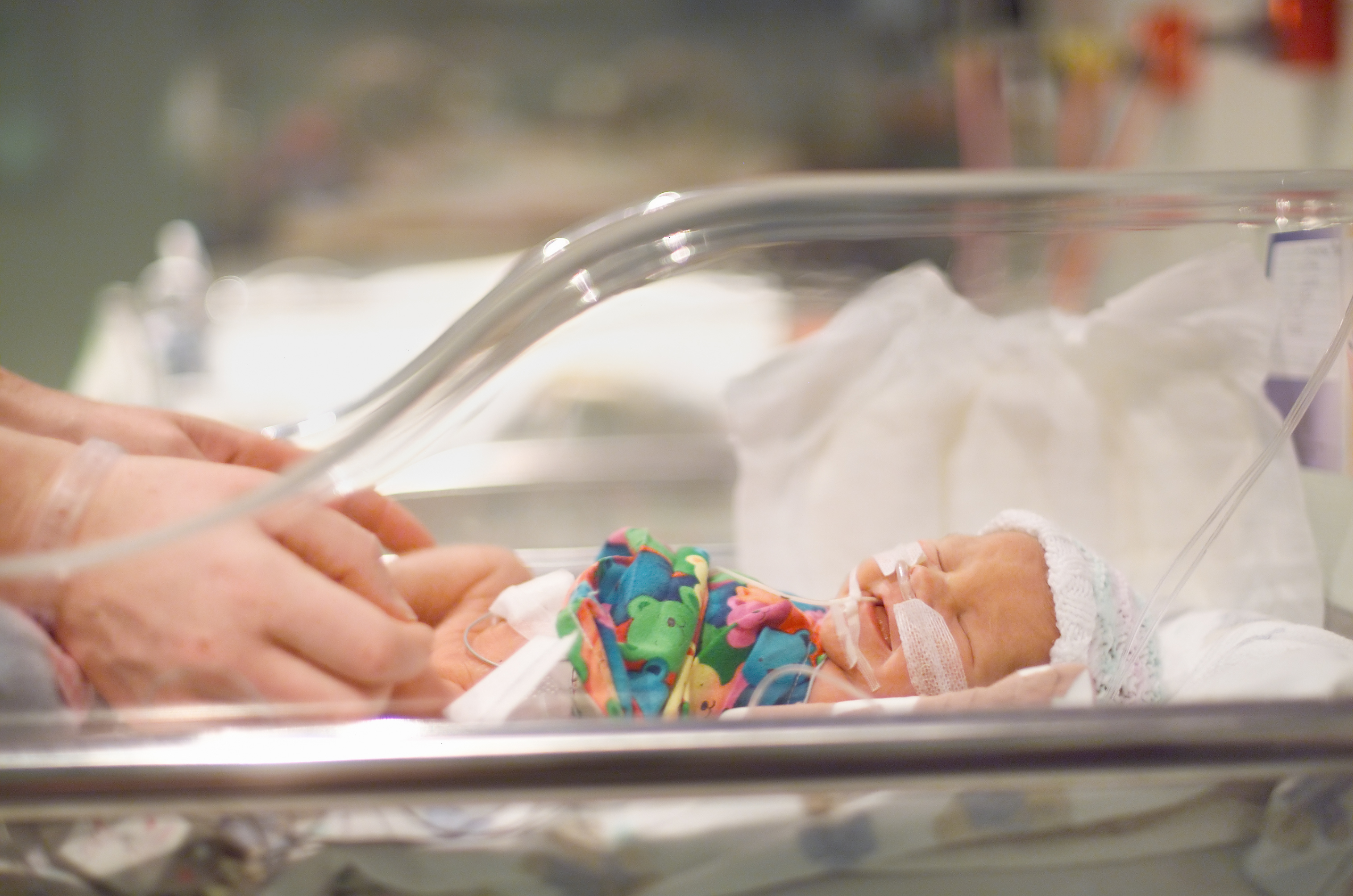 předčasně narozené dítě v inkubátoru