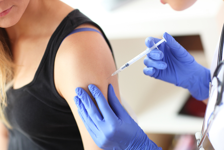 Očkování ženy před dovolenou