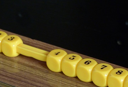 Počítadlo žluté barvy, čísla od 3 do 8 jako pomůcka při počítání