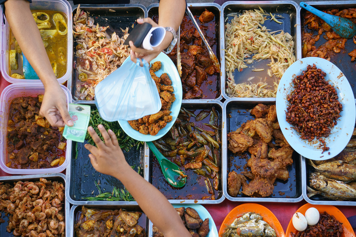 Pouliční thajské jídlo, maso, vejce, zelenina, těstoviny. Peníze, špinavé ruce