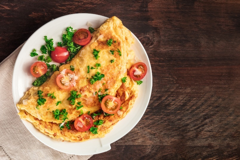 Příklad slané snídaně: vaječná omeleta s bylinkami a čerstvou zeleninou