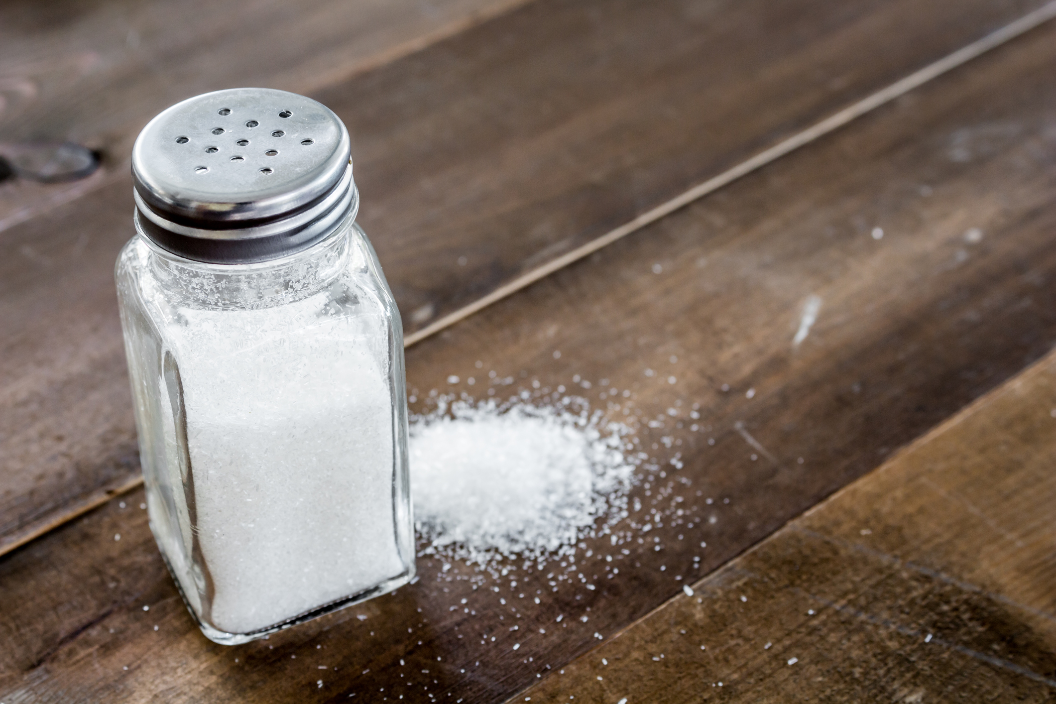 Hlavním zdrojem chloridů v potravinách je chlorid sodný, známý jako klasická kuchyňská sůl.