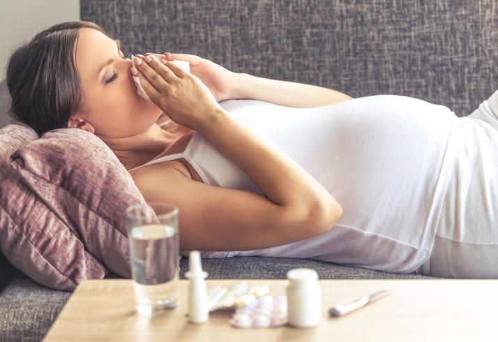 Tehotná žena je nemocná, má chripku a rýmu