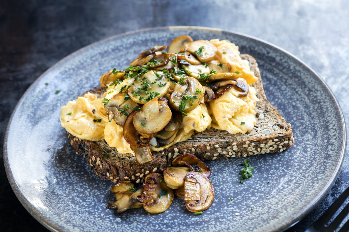 Slaná snídaně: vaječná omeleta s pečenými houbami a celozrnným toastem
